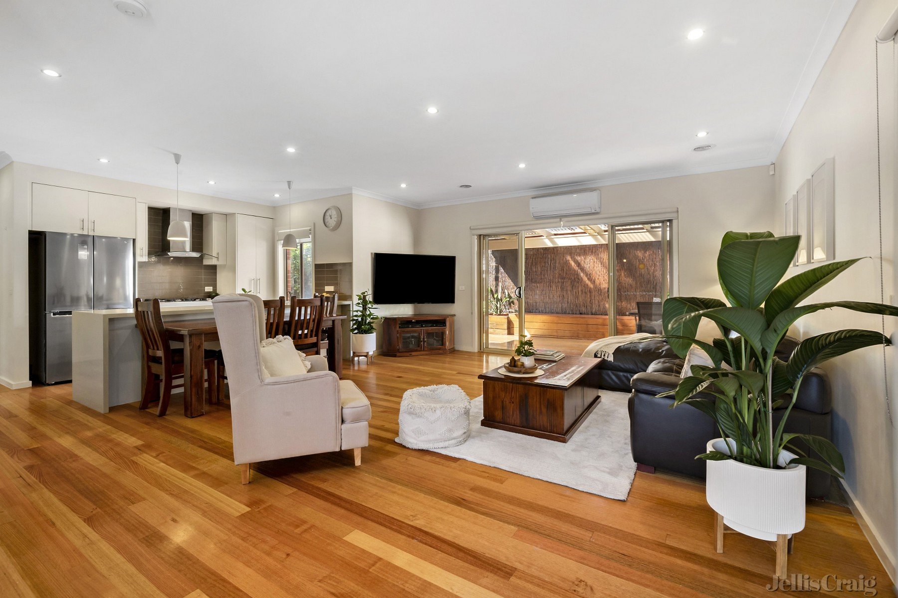 2/157 Rathcown Road, Reservoir image 2