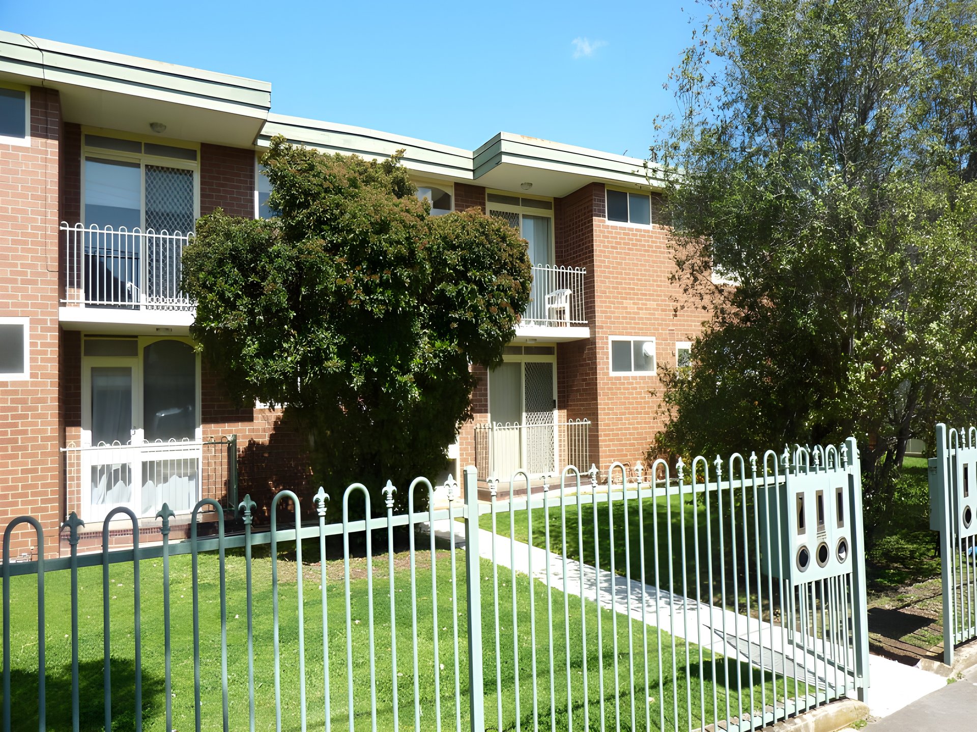 2/157 St Leonards Road, Ascot Vale image 2