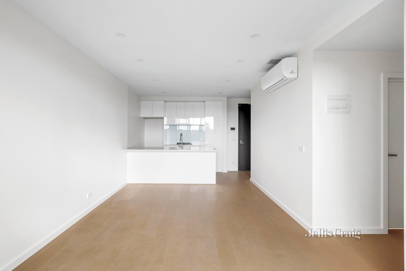 215/76 Tyler Street, Reservoir image 2