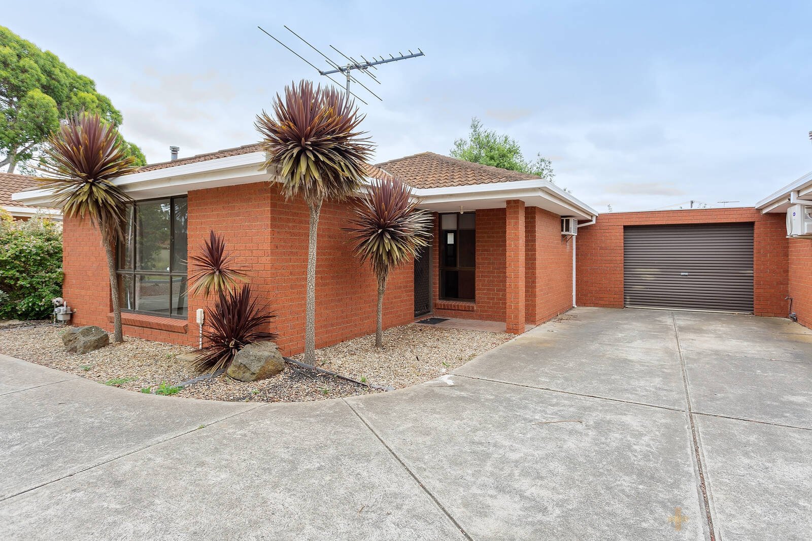 2 / 16 Bower Drive Werribee