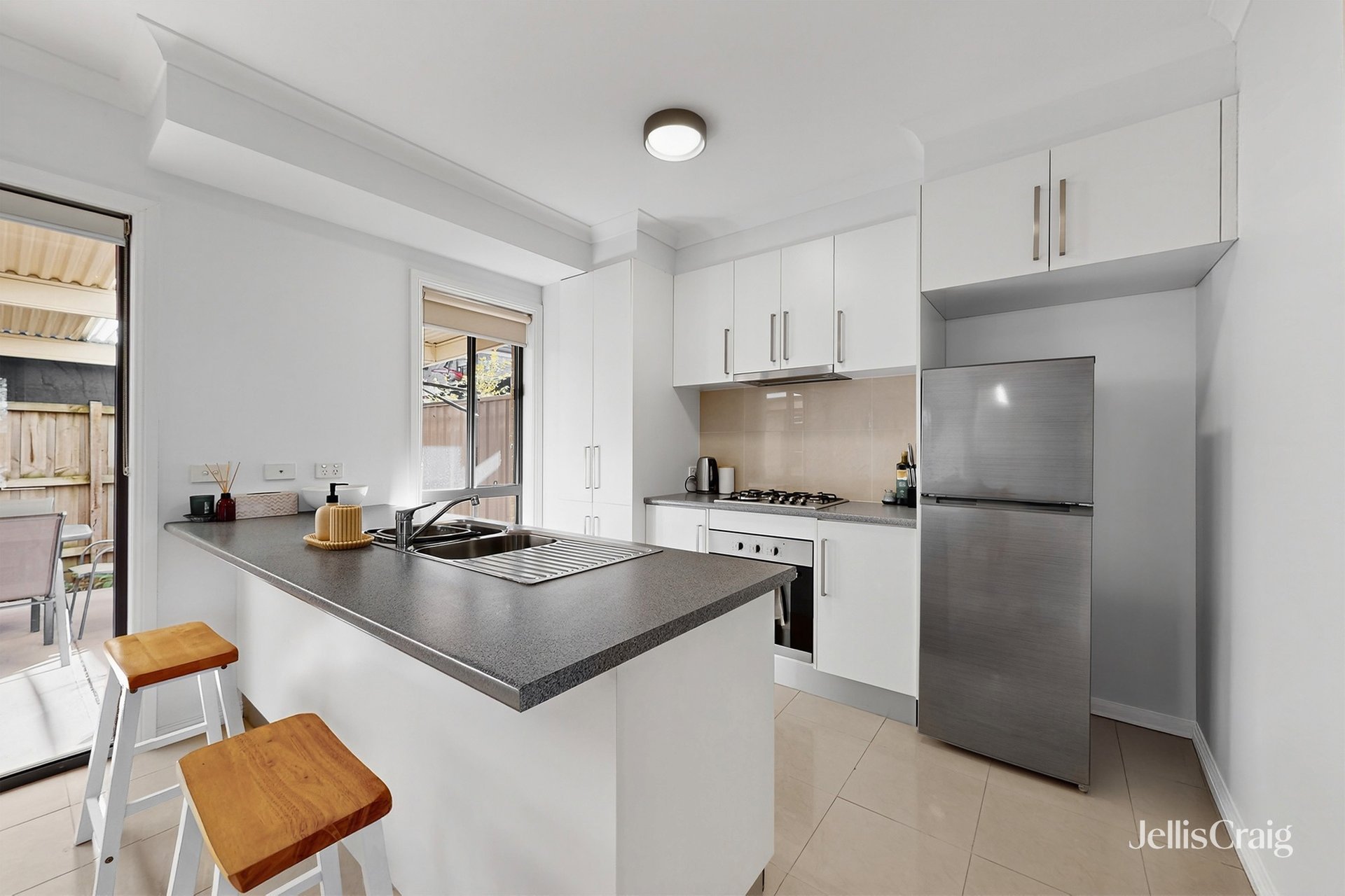 2/16 Cartwright Street, Oak Park image 3