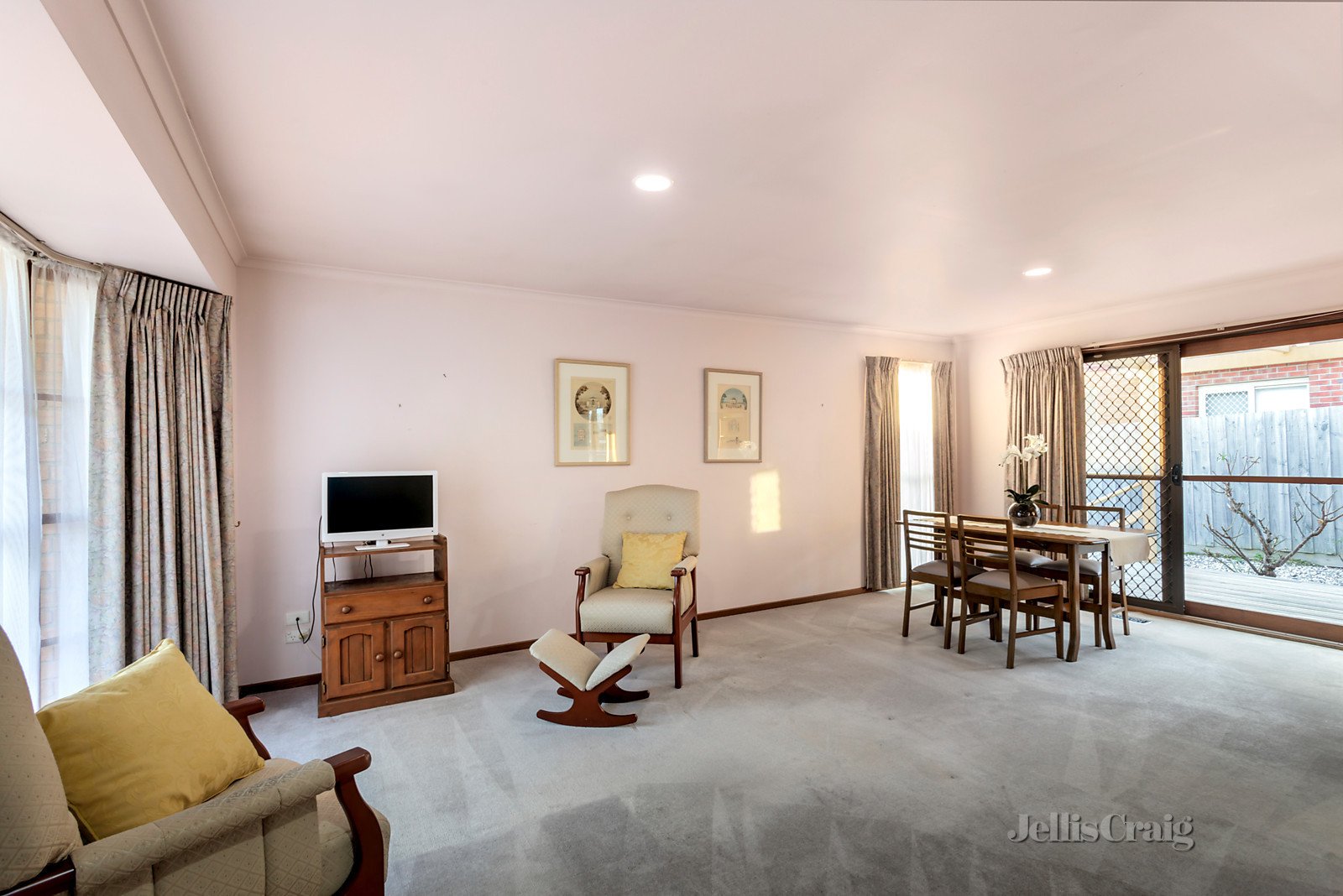 2/16 Hunter Street, Glen Waverley image 2