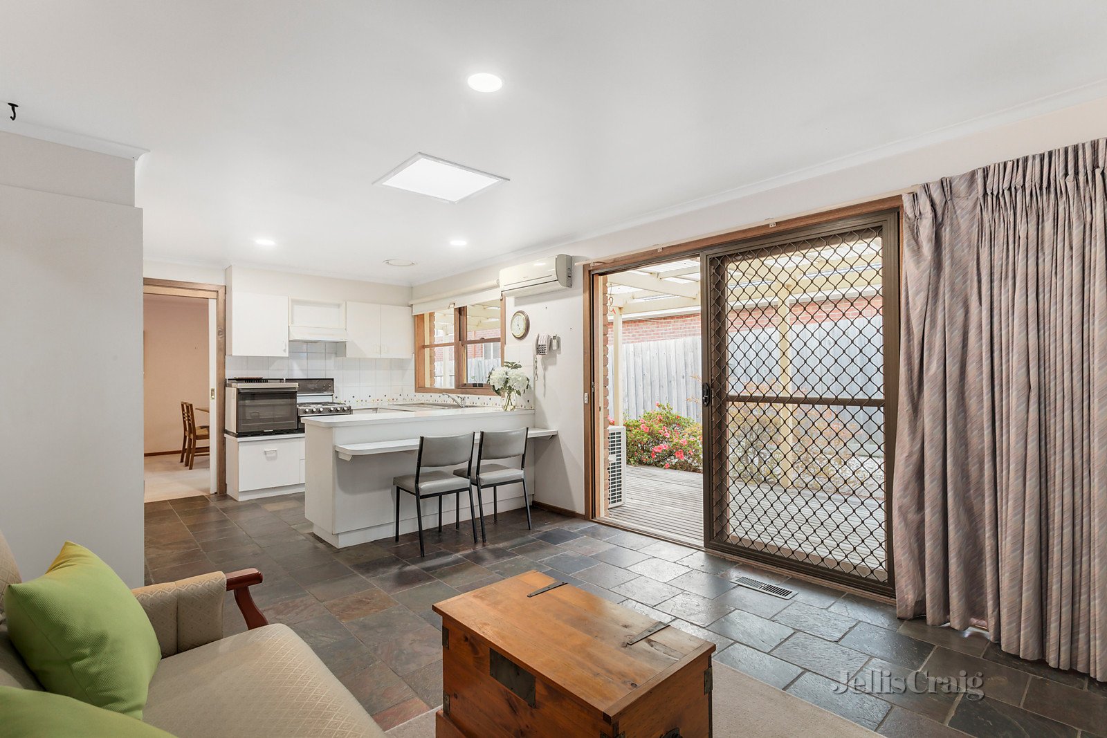 2/16 Hunter Street, Glen Waverley image 4
