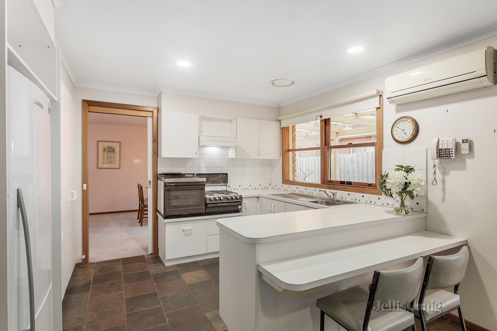 2/16 Hunter Street, Glen Waverley image 5