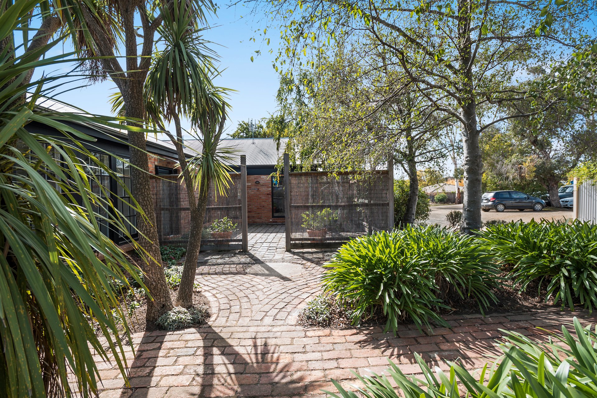 2/16 Piper Street, Kyneton image 1