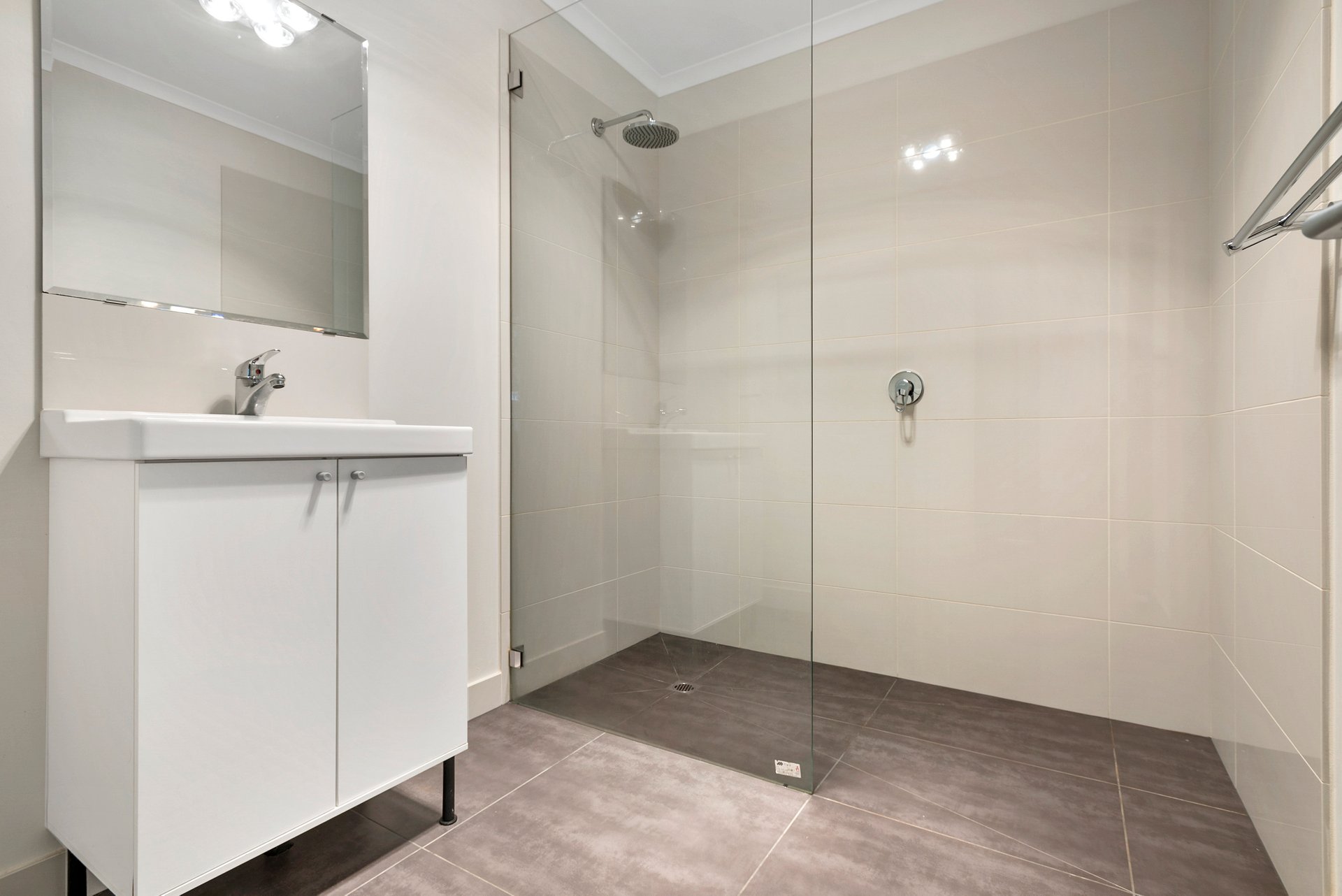 2/16 Piper Street, Kyneton image 7