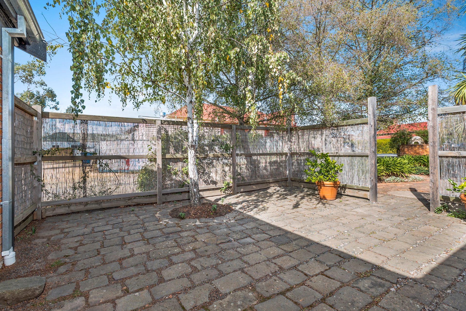 2/16 Piper Street, Kyneton image 2