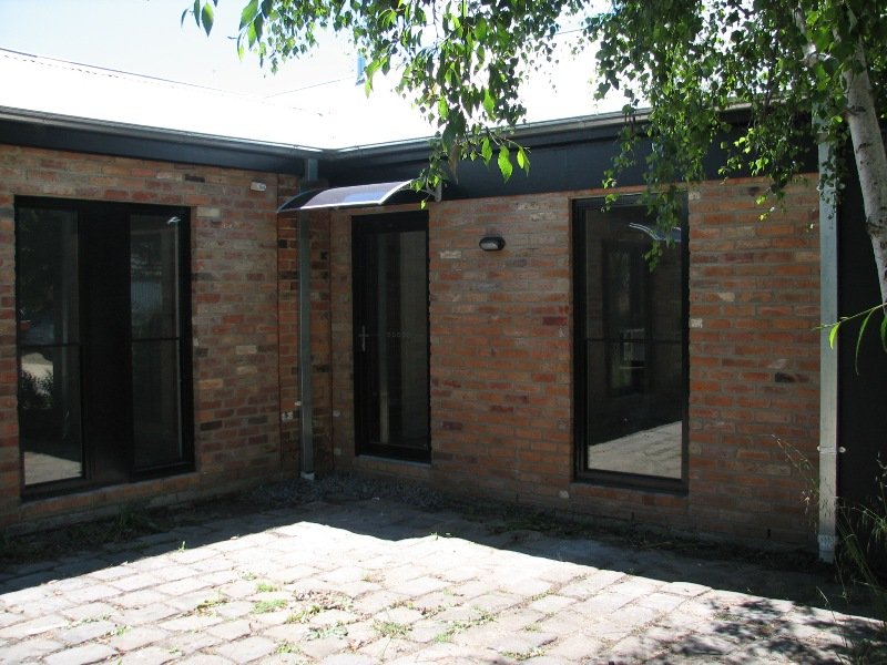 2/16 Piper Street, Kyneton image 3