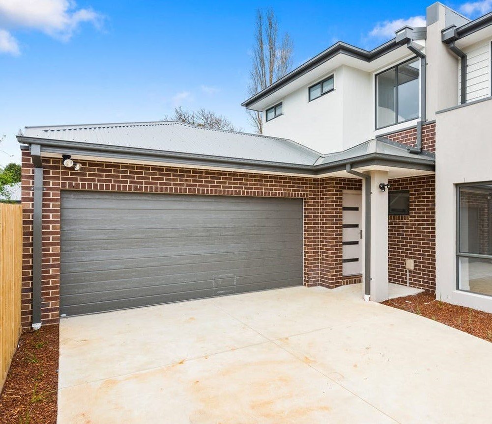 2/16 Ricky Court, Mooroolbark image 1