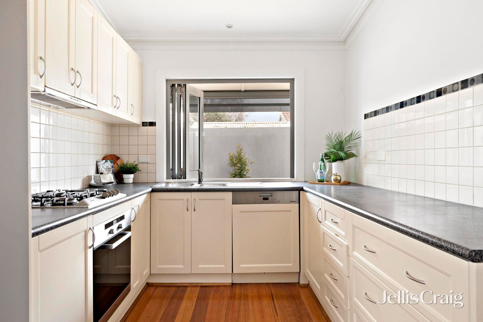 216 The Parade, Ascot Vale image 4