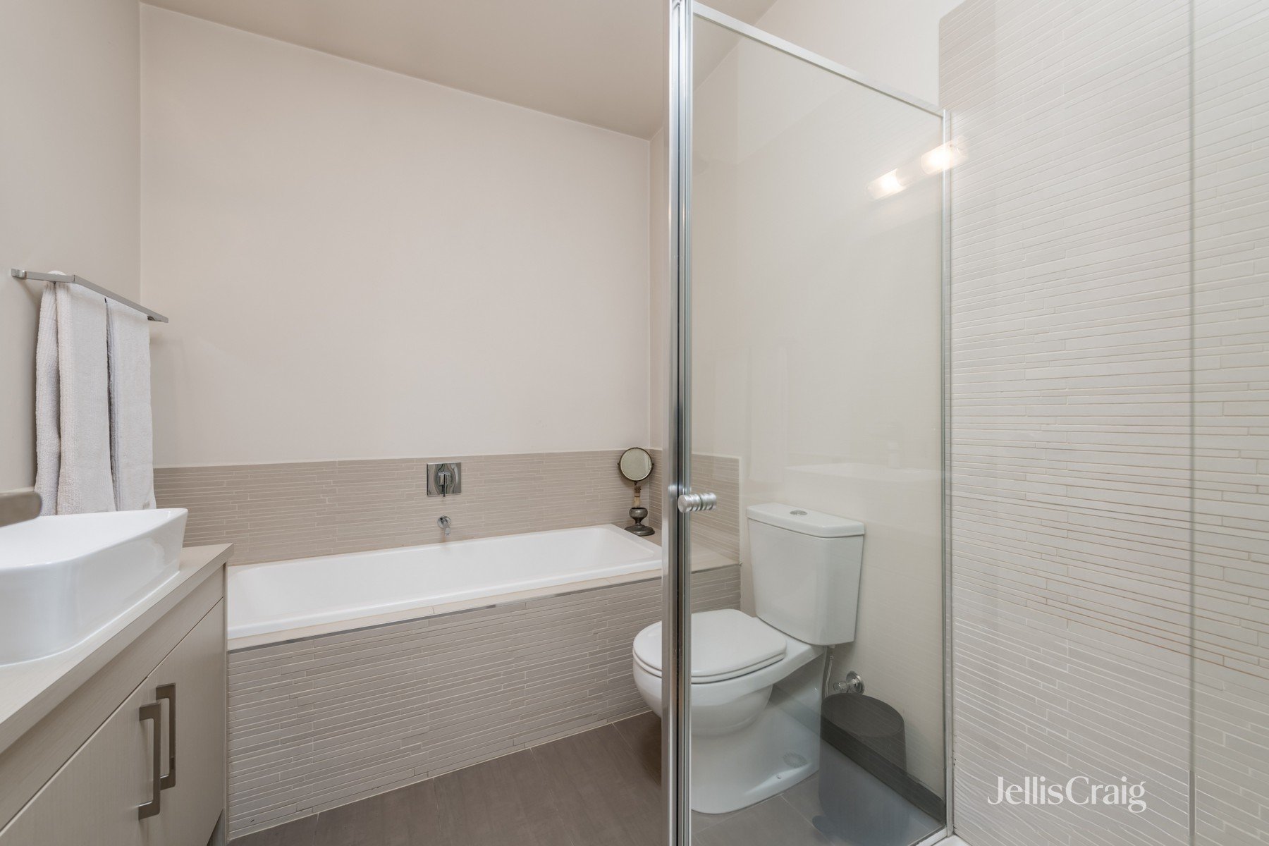 2/165 Darebin Road, Thornbury image 5