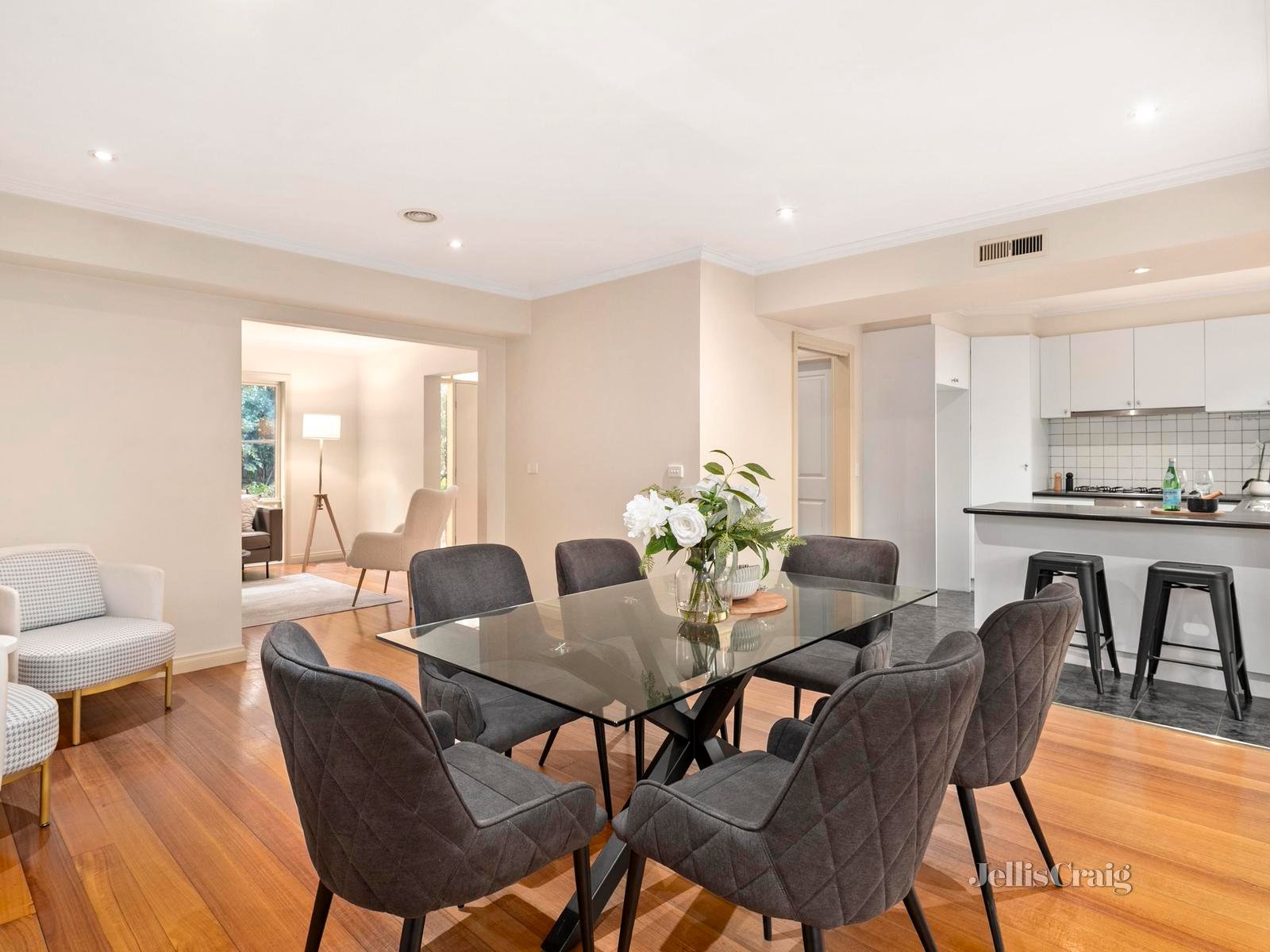 2/167 Blackburn Road, Doncaster East image 5