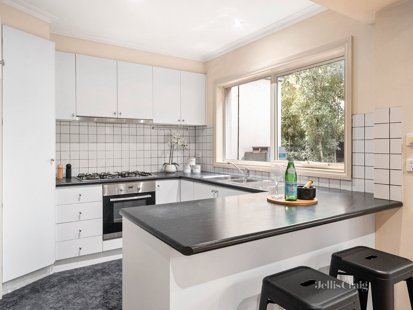2/167 Blackburn Road, Doncaster East image 6