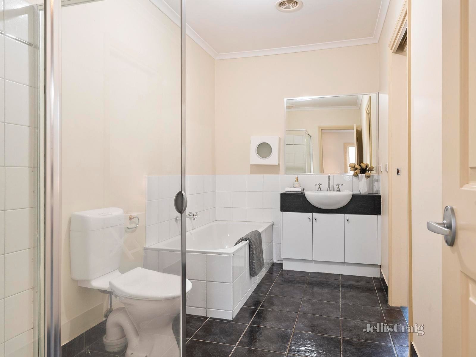 2/167 Blackburn Road, Doncaster East image 8