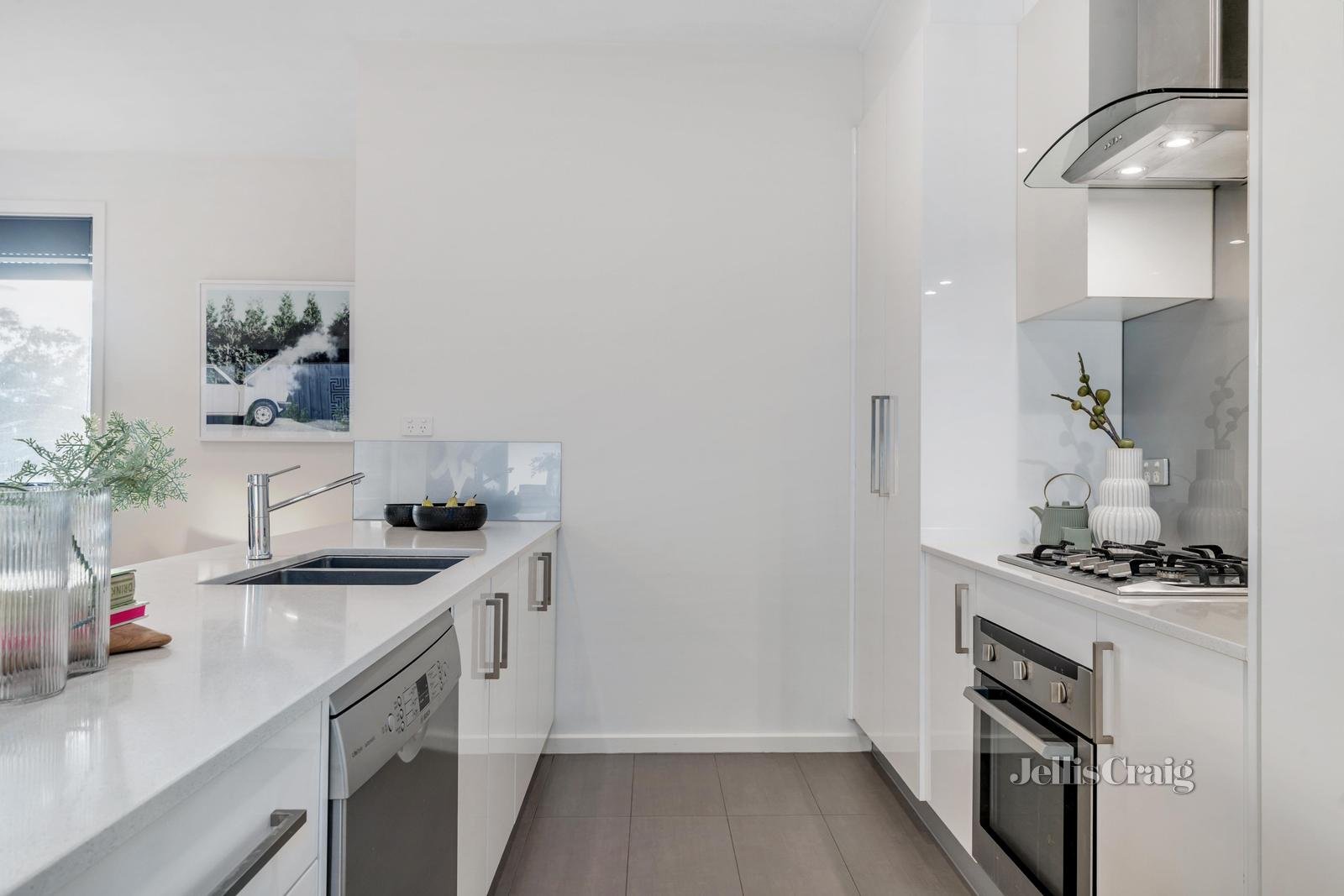 2/168 Rattray Road, Montmorency image 5