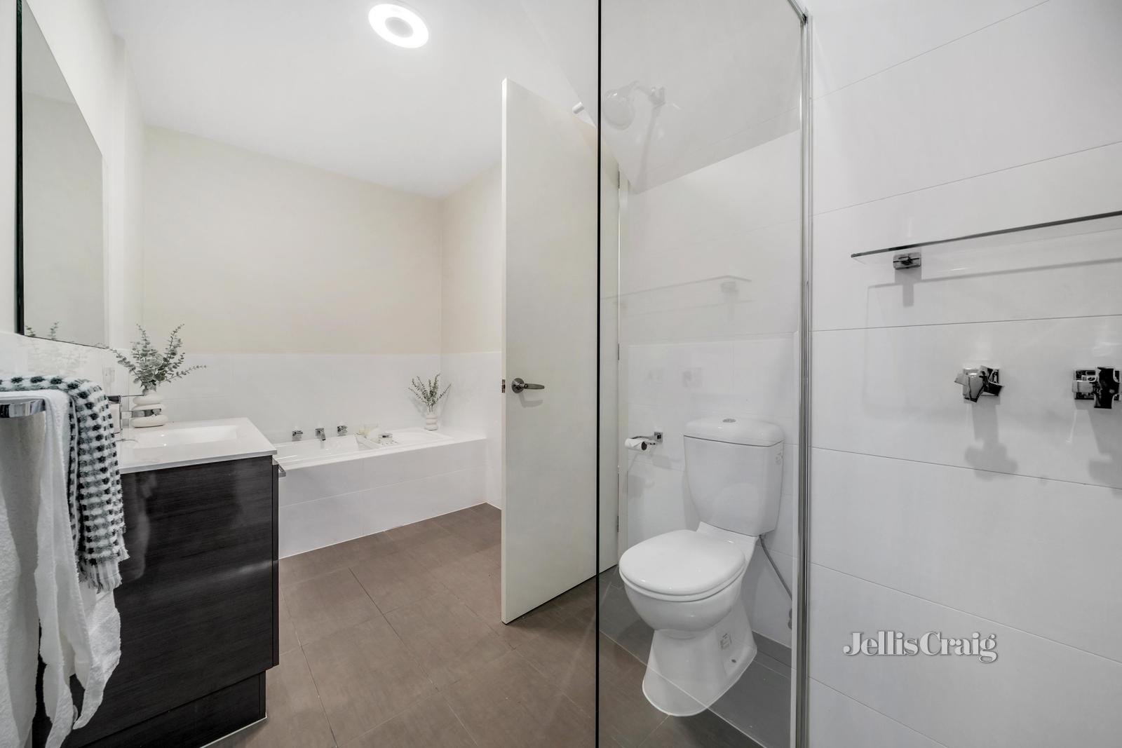 2/168 Rattray Road, Montmorency image 8