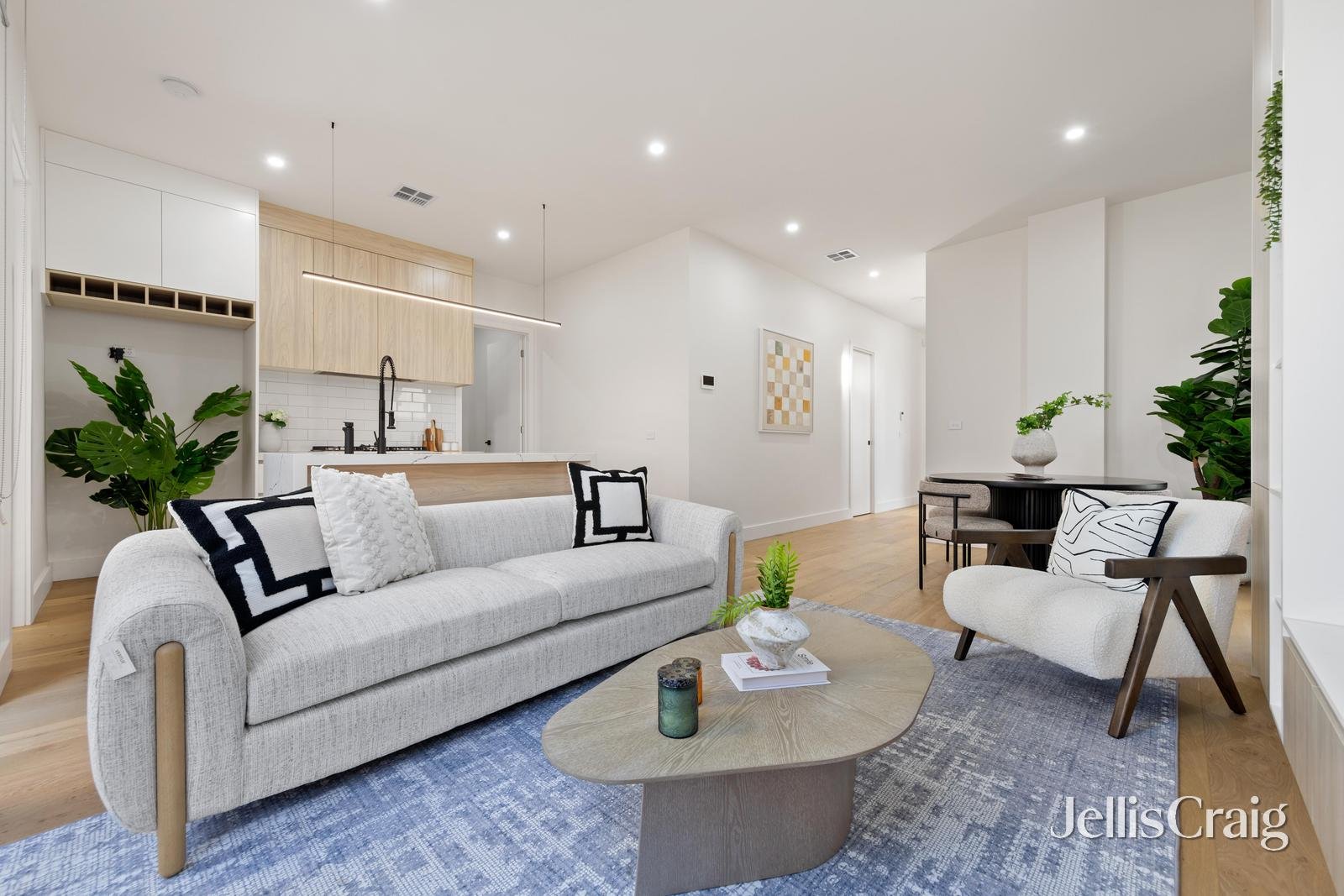 2/17 Elmhurst Road, Blackburn image 3
