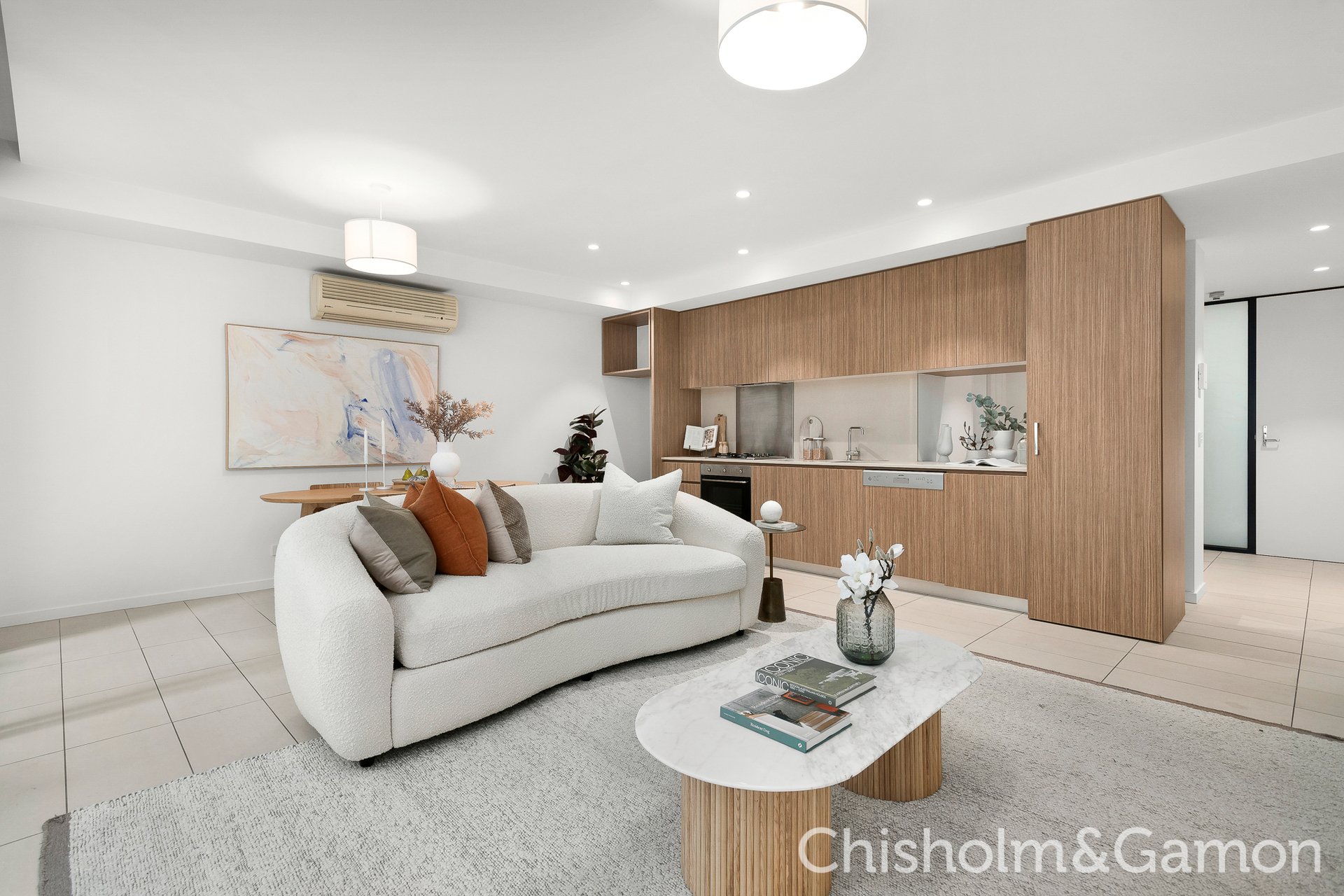 2/17 Pine Avenue, Elwood image 1