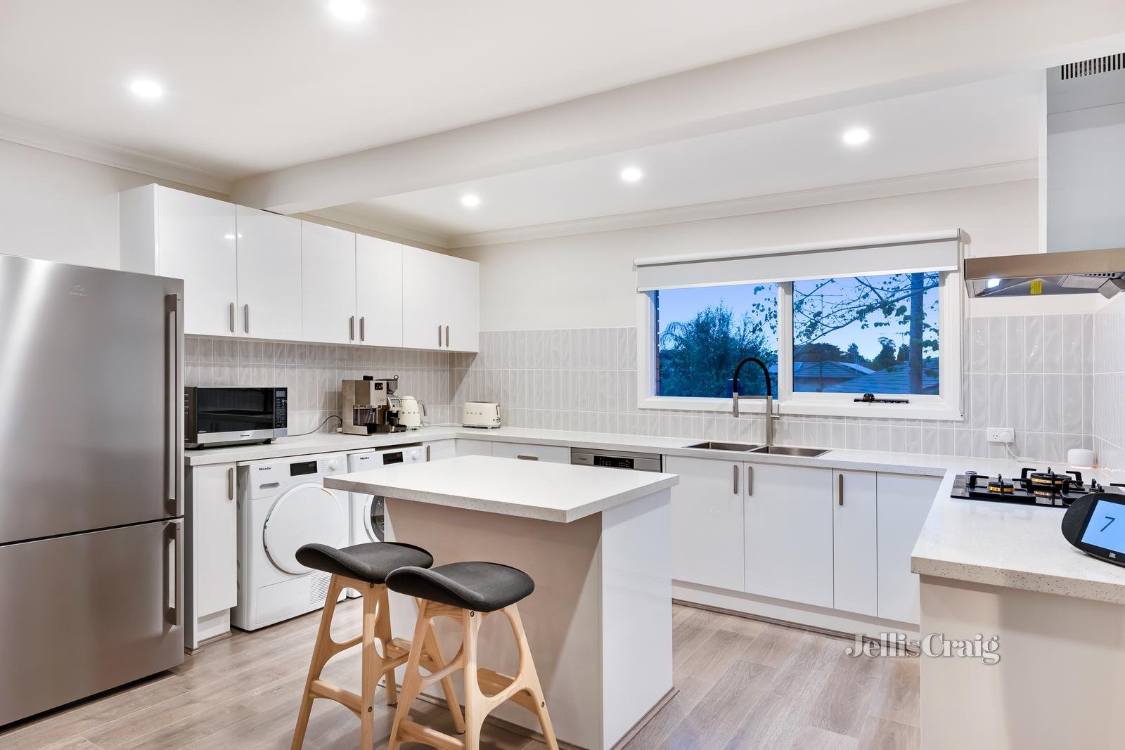 2/17 Wendover Court, Mount Waverley image 3