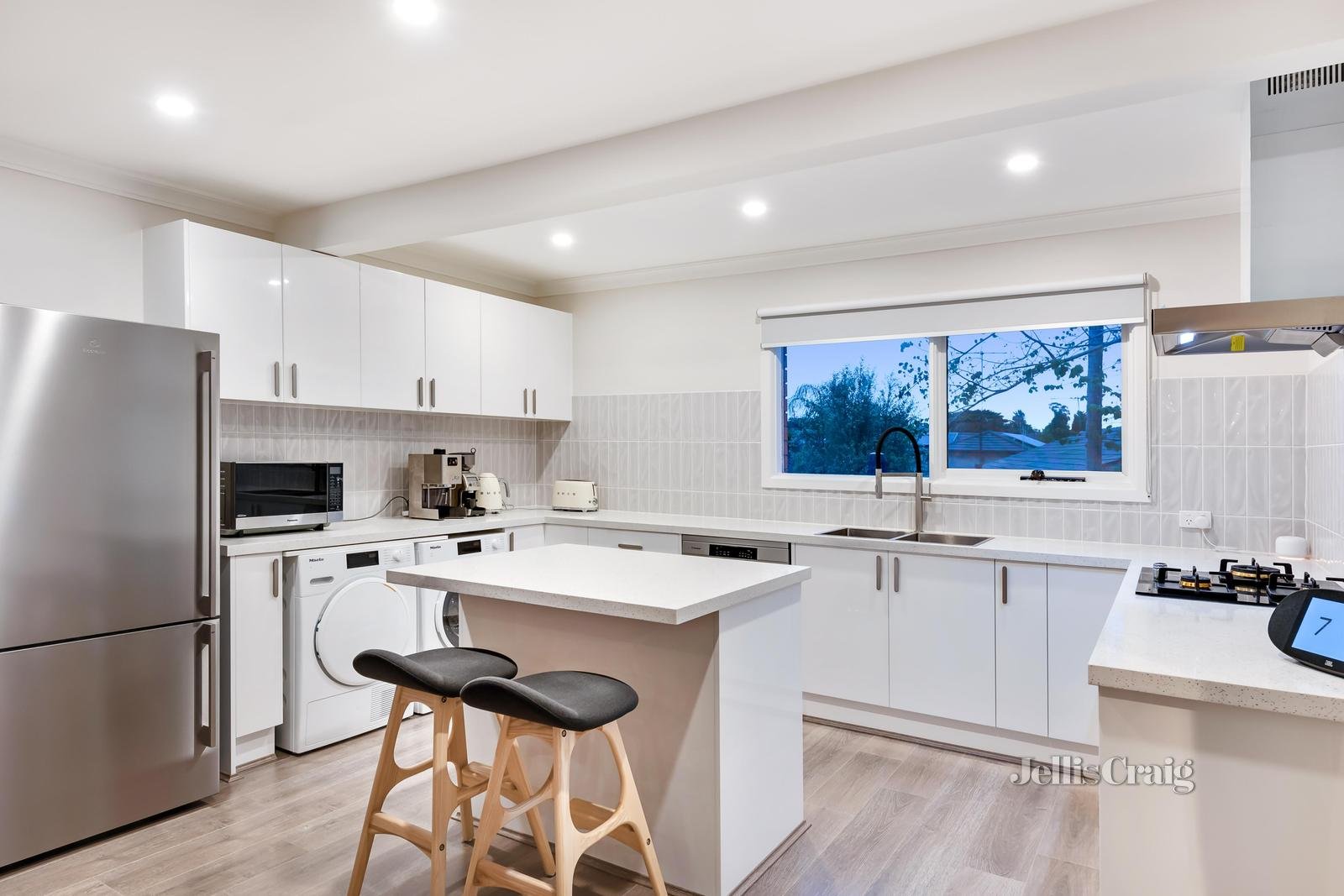 2/17 Wendover Court, Mount Waverley image 3