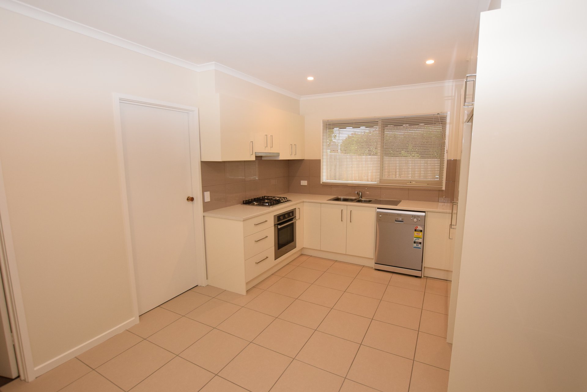 2/17 Wenwood Street, Ringwood East image 3