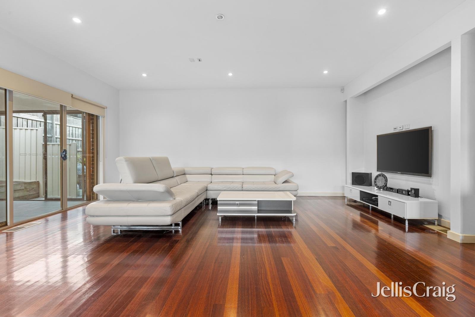 2/18 Clifford Street, Glen Waverley image 2