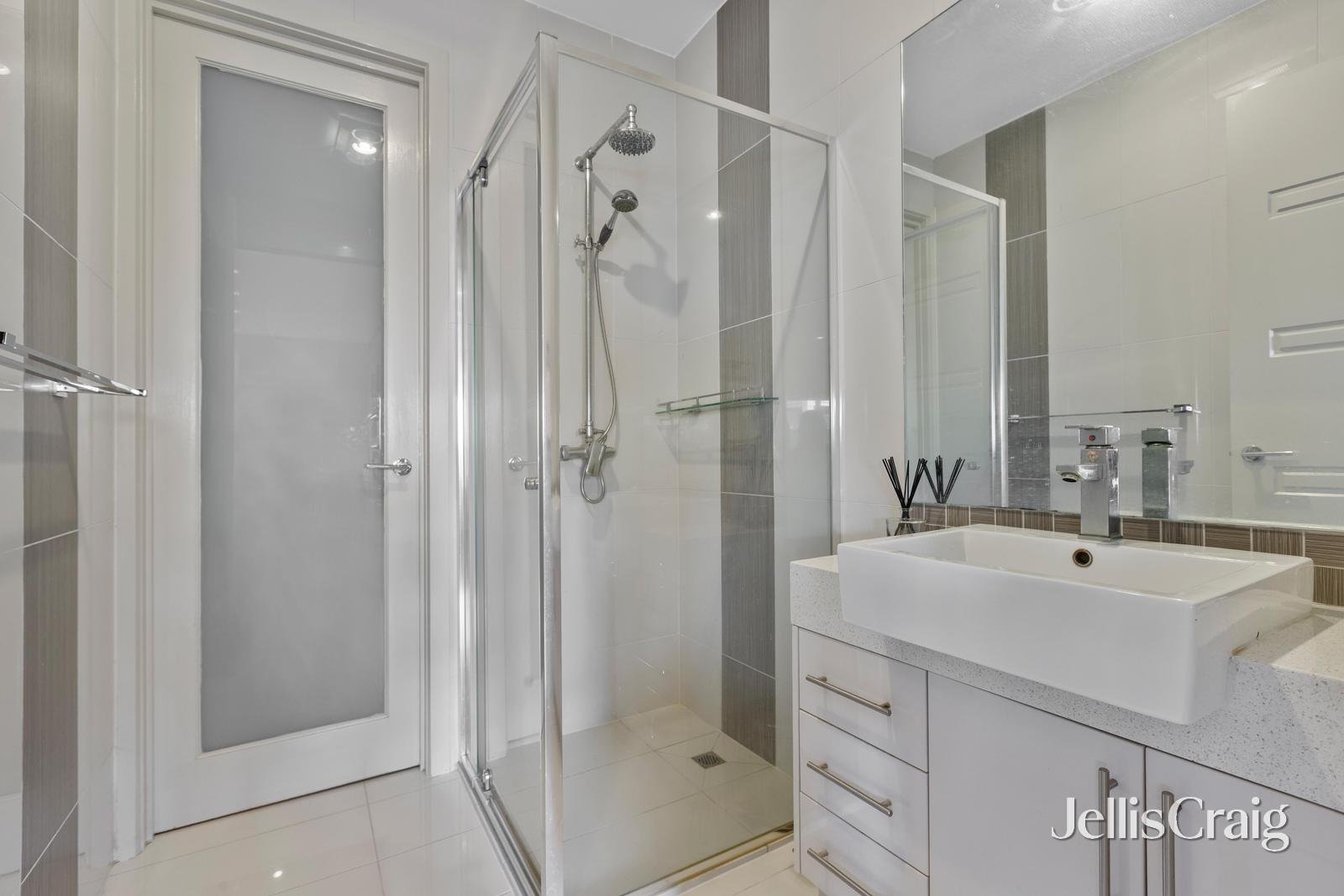2/18 Clifford Street, Glen Waverley image 9