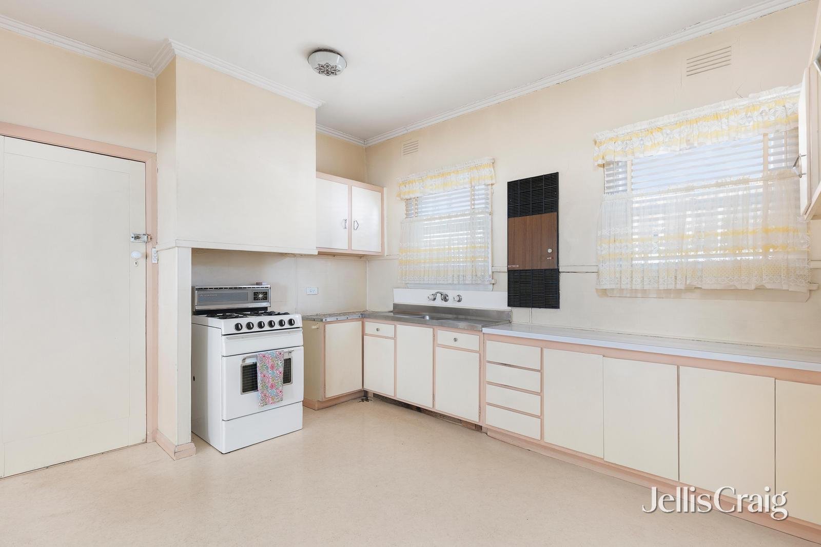 218 Cumberland Road, Pascoe Vale image 4