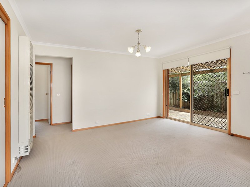 2/18 Katarina Place, Whittington image 3