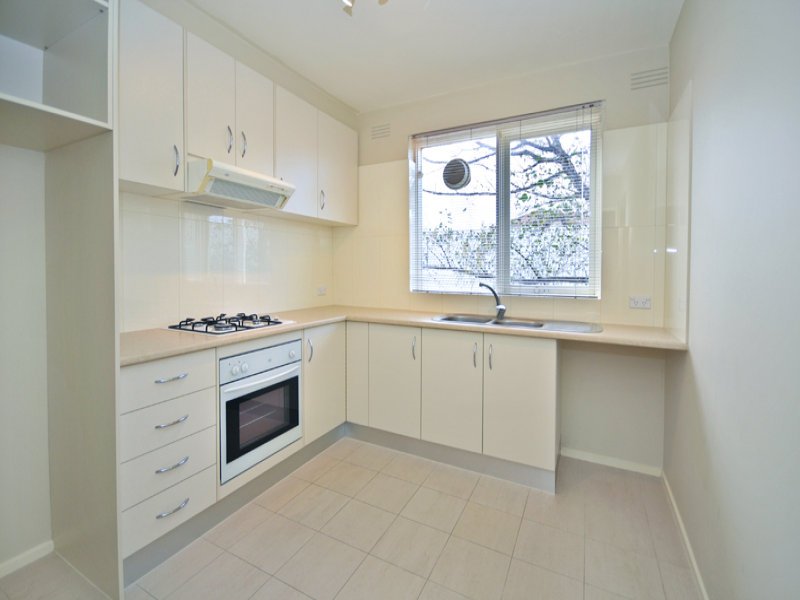 2/18 Patterson Street, Middle Park image 2