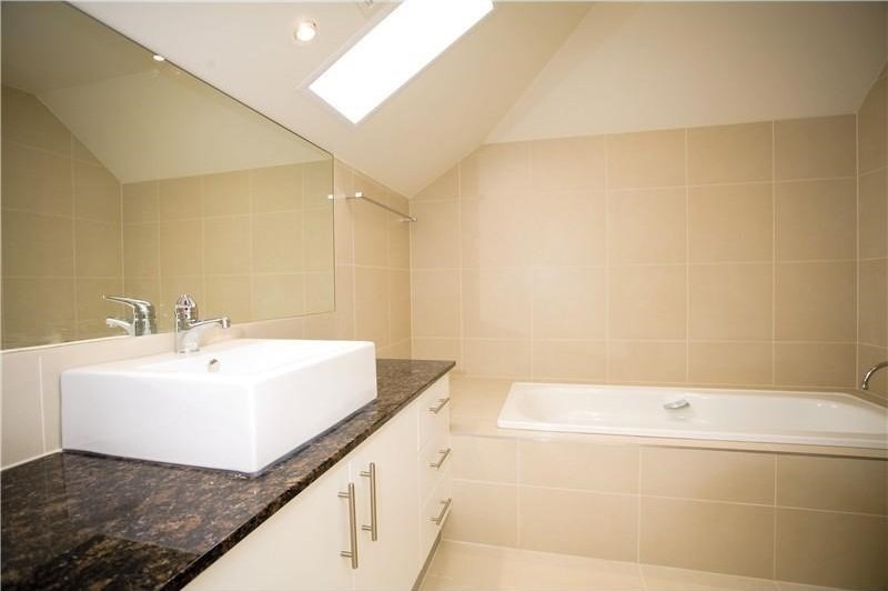2/18 Shoobra Road, Elsternwick image 5