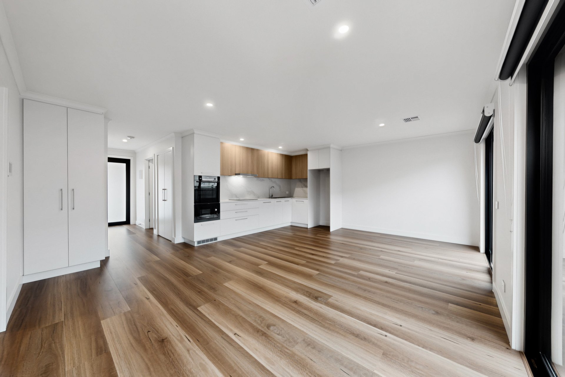 2/183 Carinish Road, Clayton image 3