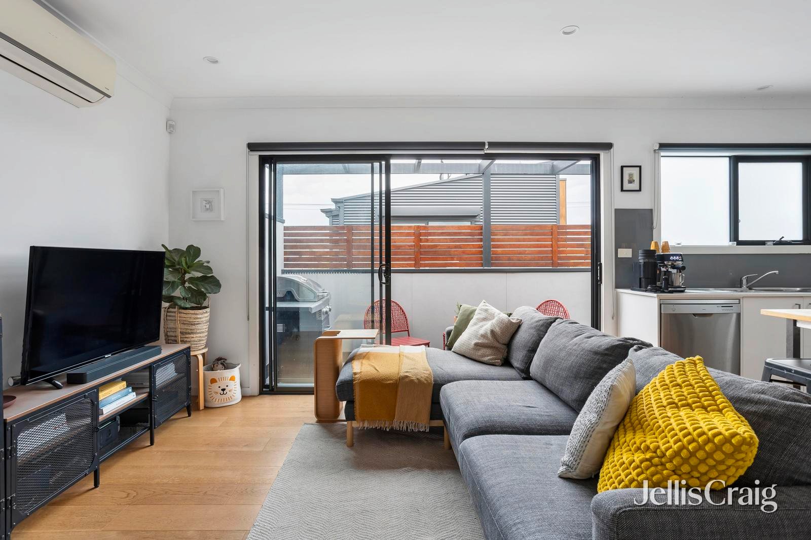 2/185 Separation Street, Northcote image 3