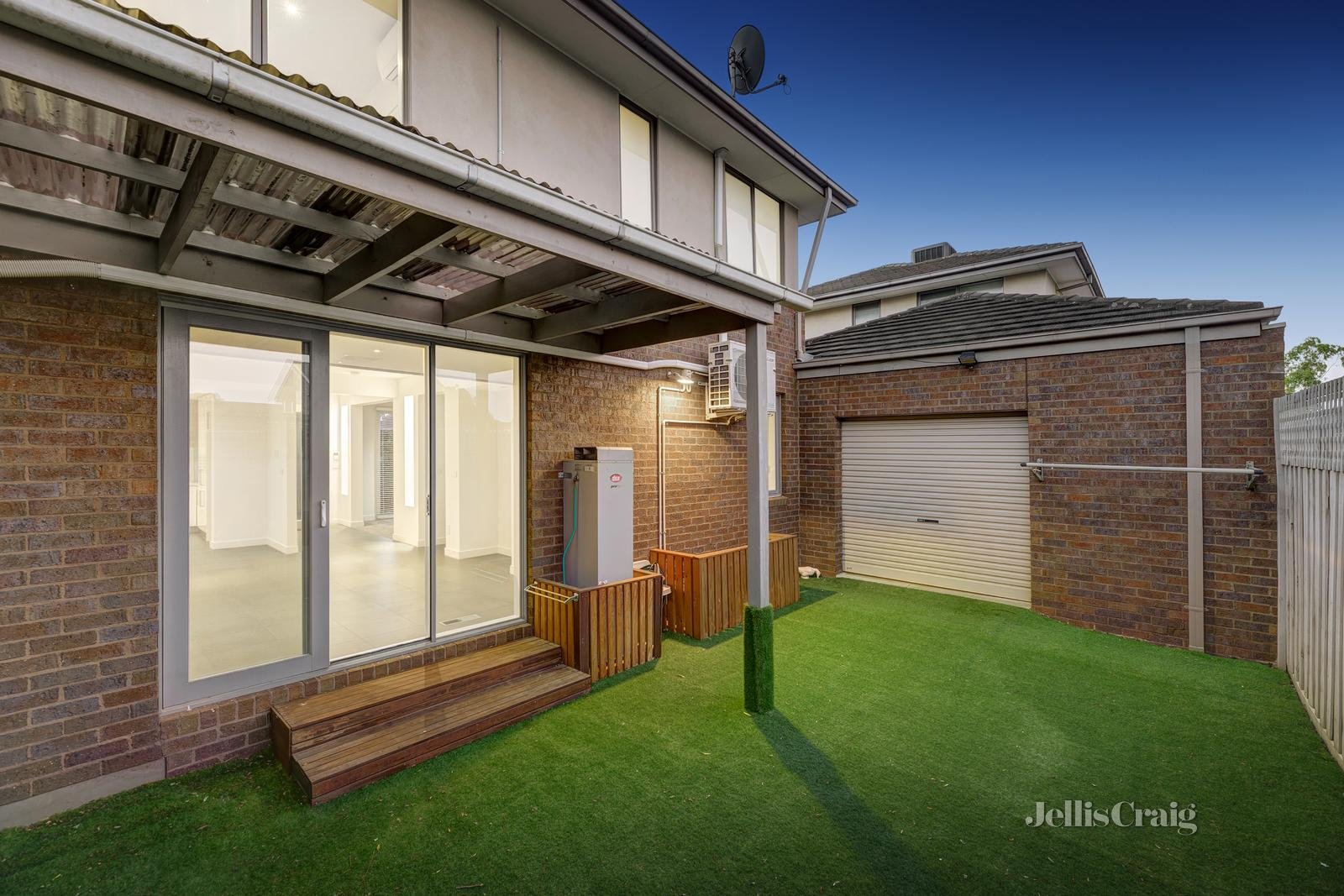 2/19 Franklin Road, Doncaster East image 12