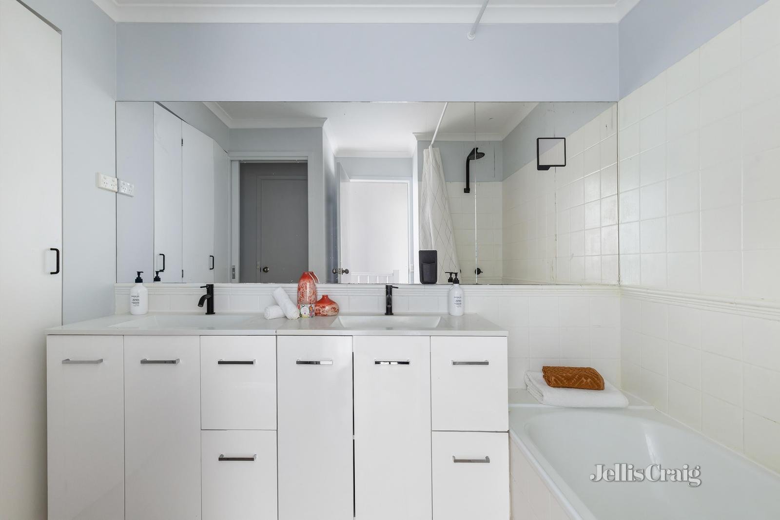 219 Wiltshire Drive, Kew image 7