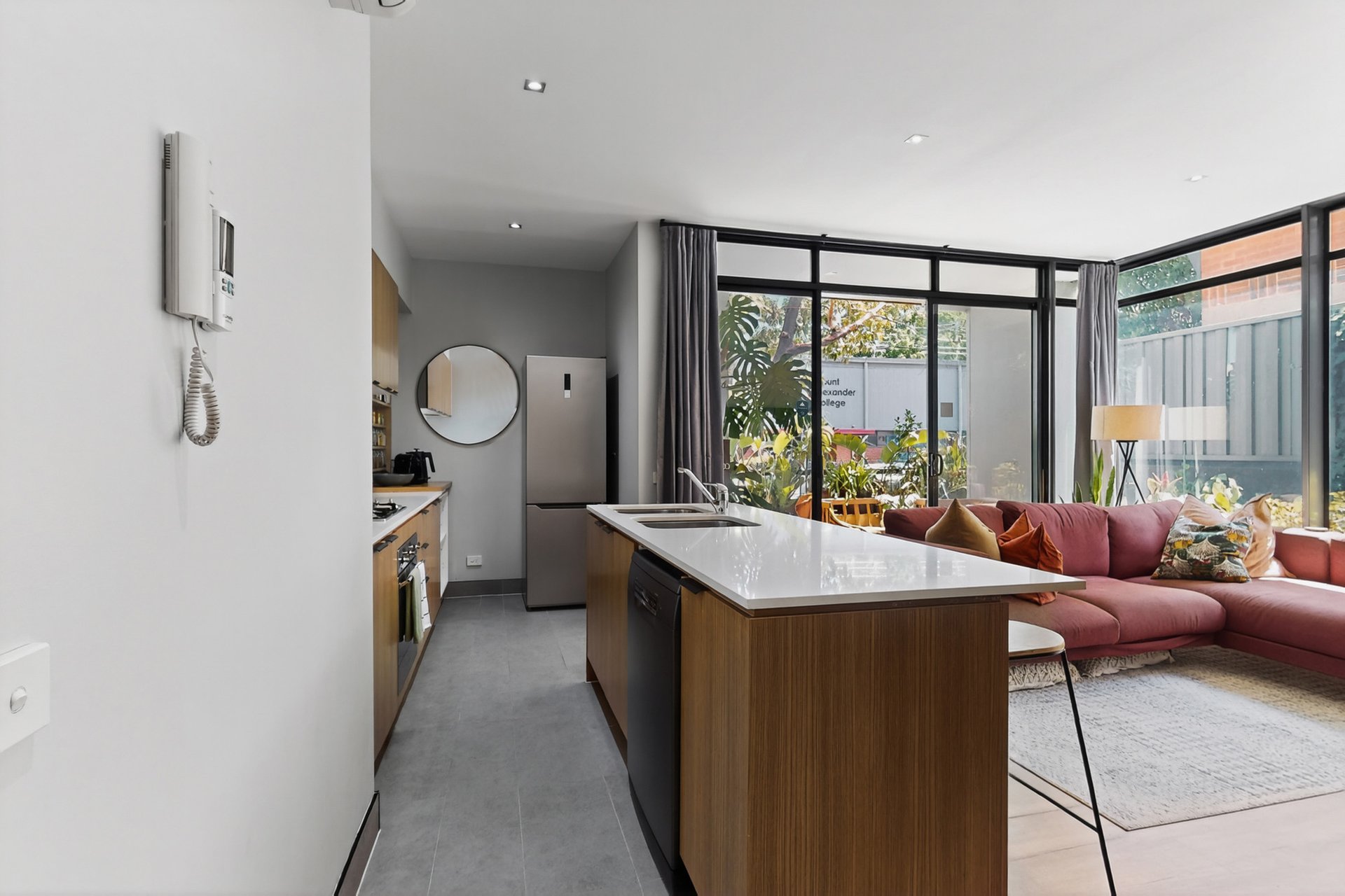 2/190 Mount Alexander Road, Travancore image 6