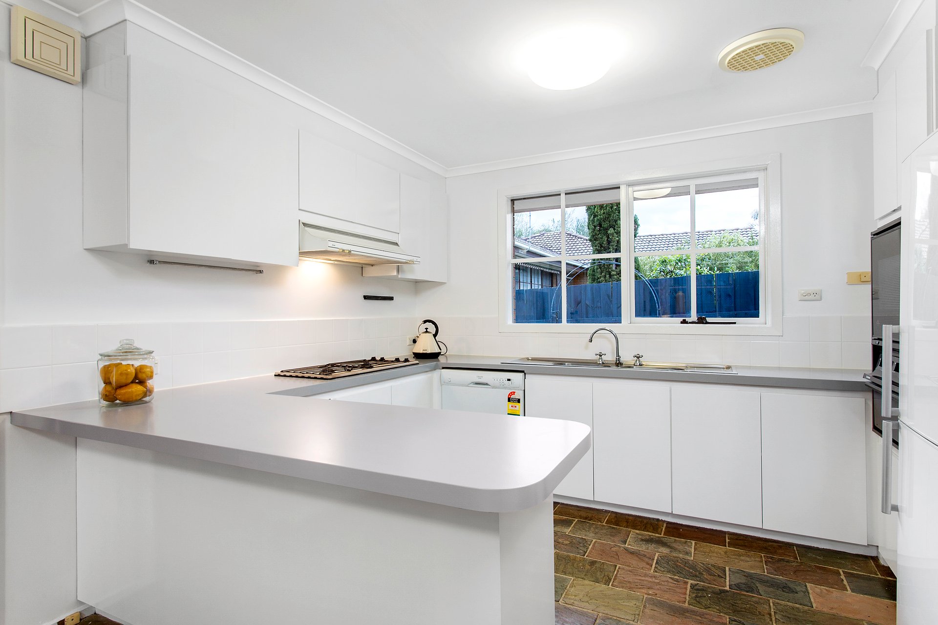 2/190 Weatherall Road, Cheltenham image 5