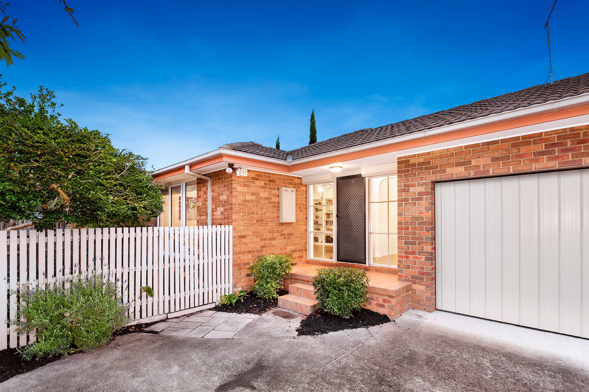 2/190 Weatherall Road, Cheltenham image 1