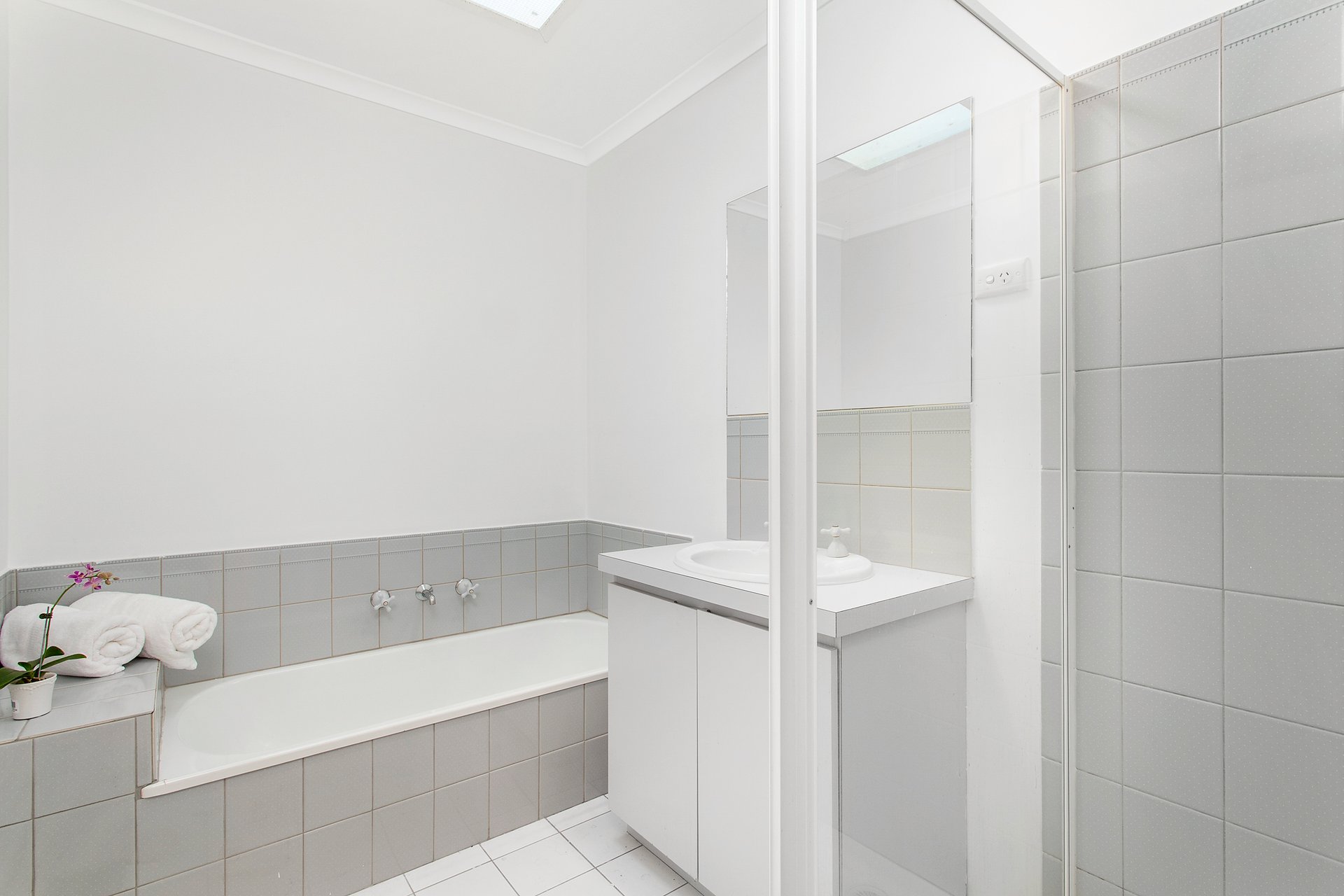 2/190 Weatherall Road, Cheltenham image 7