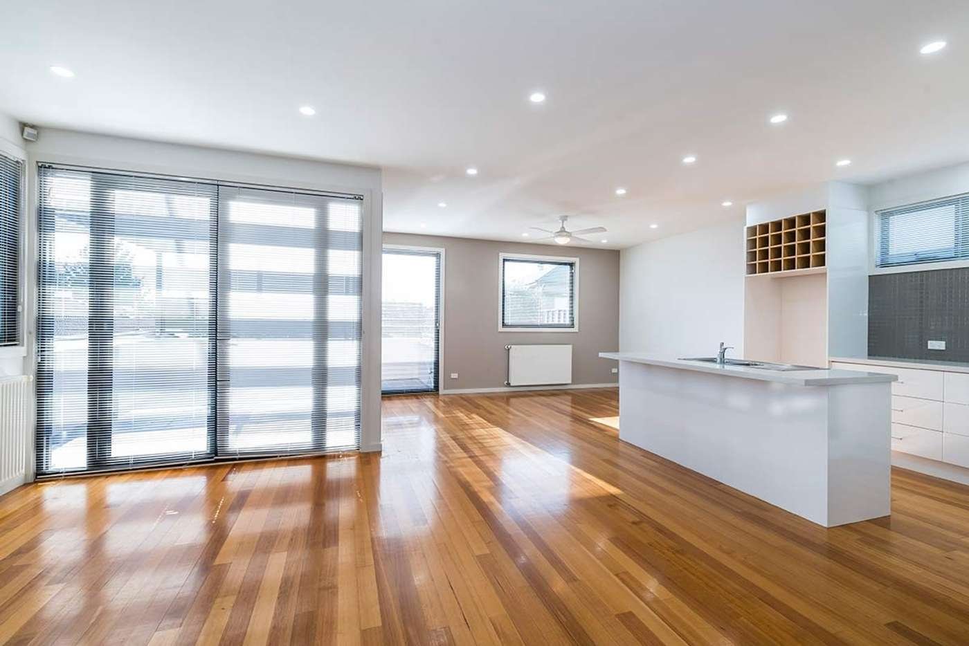 2/196 Beach Road, Mordialloc image 3