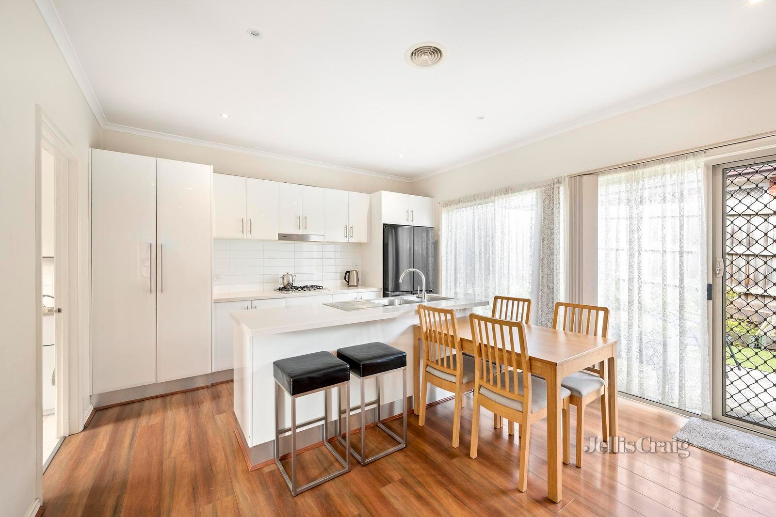2/196 Hull Road, Mooroolbark image 5