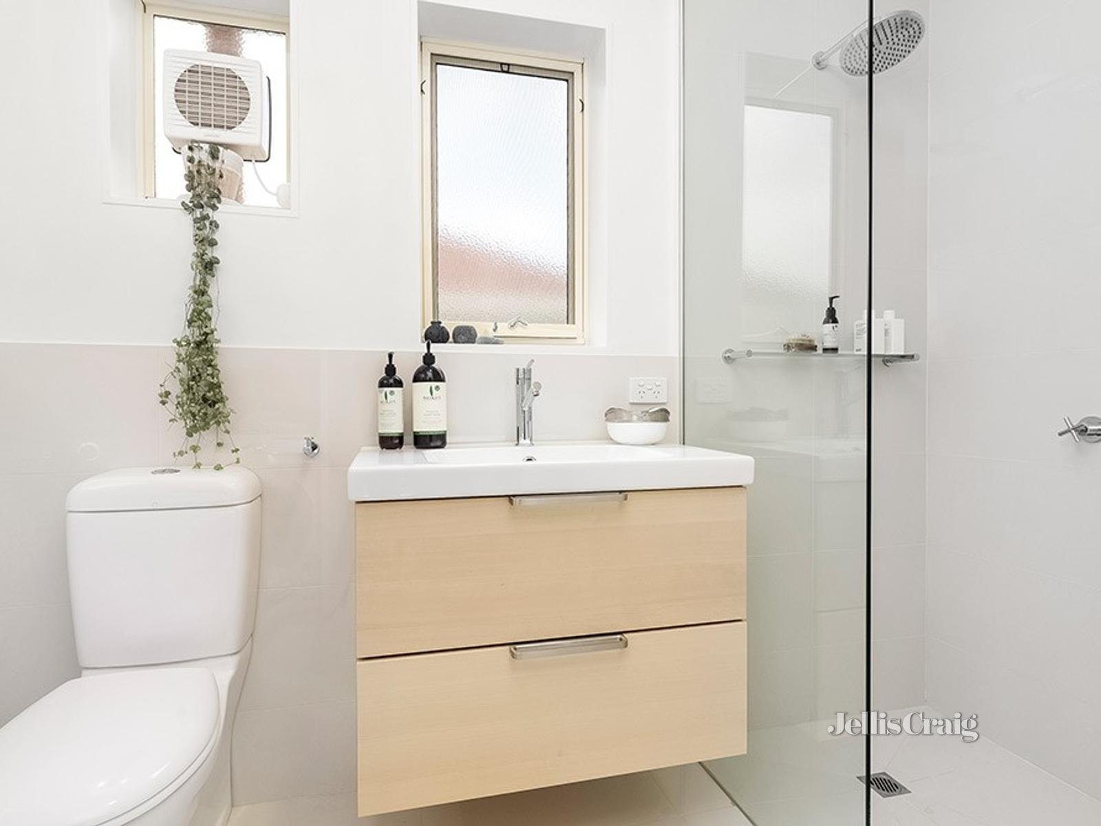 2/1A Gilbertson Street, Essendon image 5