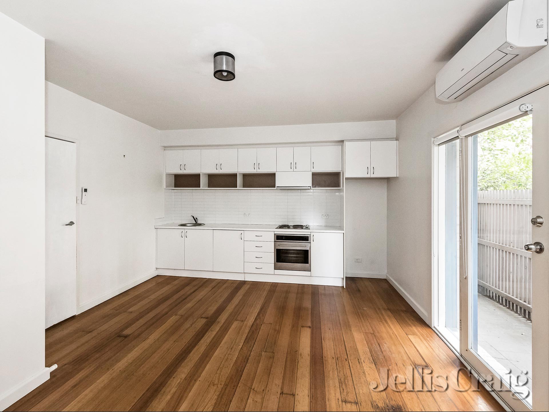 2/1a Hughenden Road, St Kilda East image 2