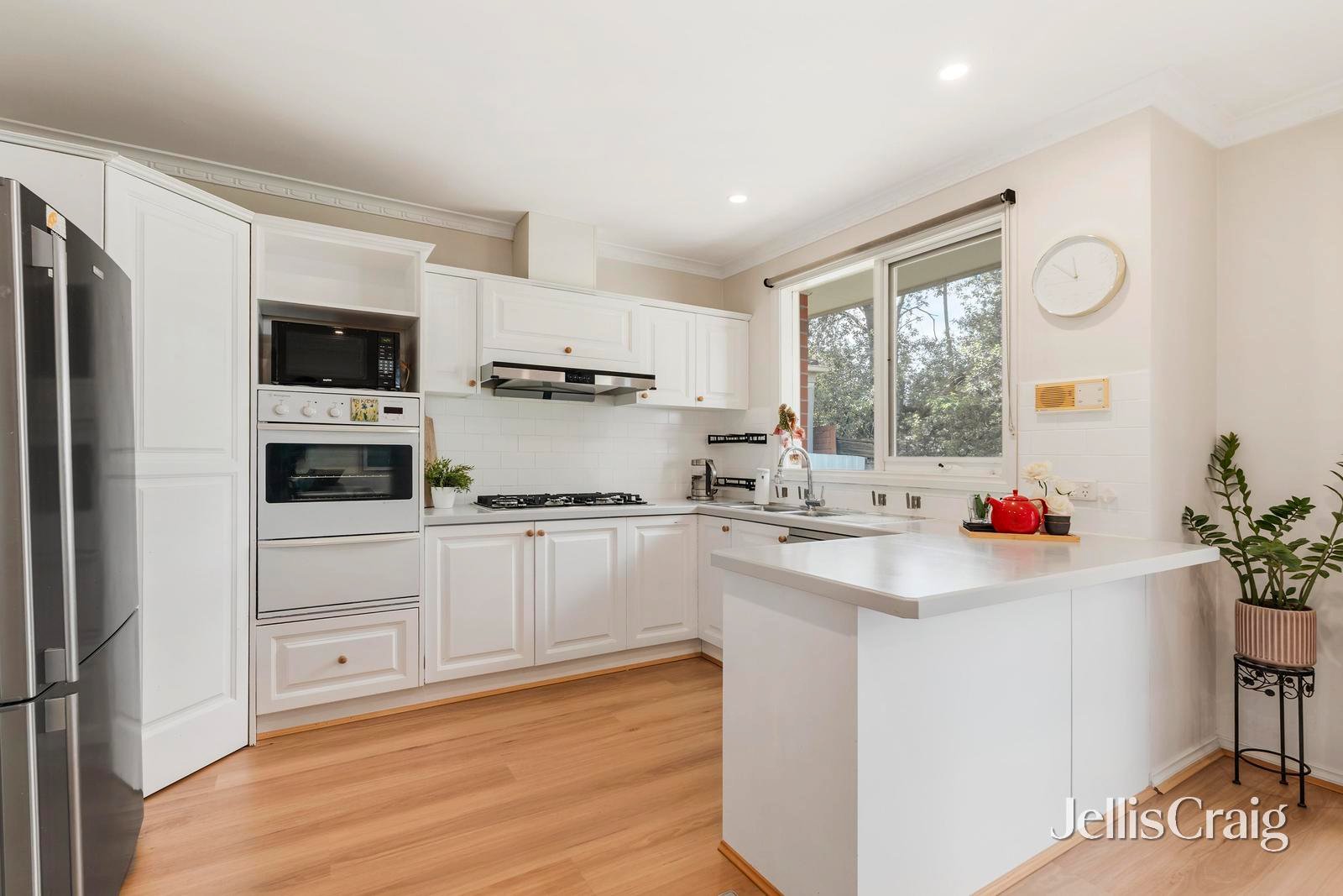 2/2-4 Bellevue Avenue, Doncaster East image 2