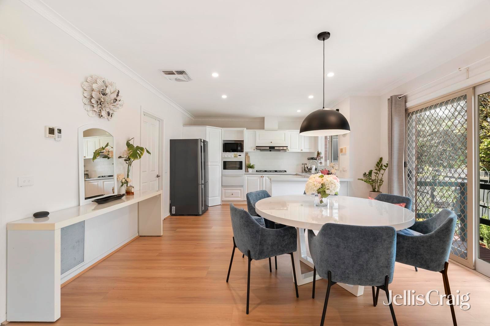 2/2-4 Bellevue Avenue, Doncaster East image 3