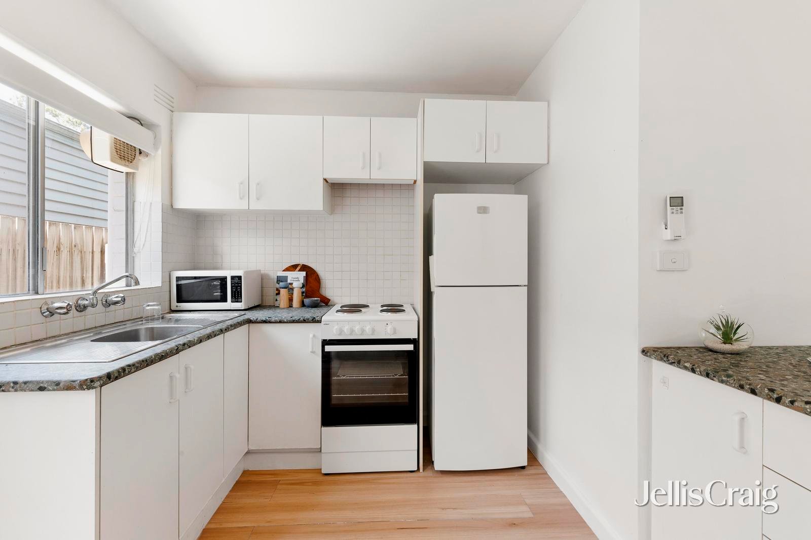 2/2-4 Thomson Street, Northcote image 3