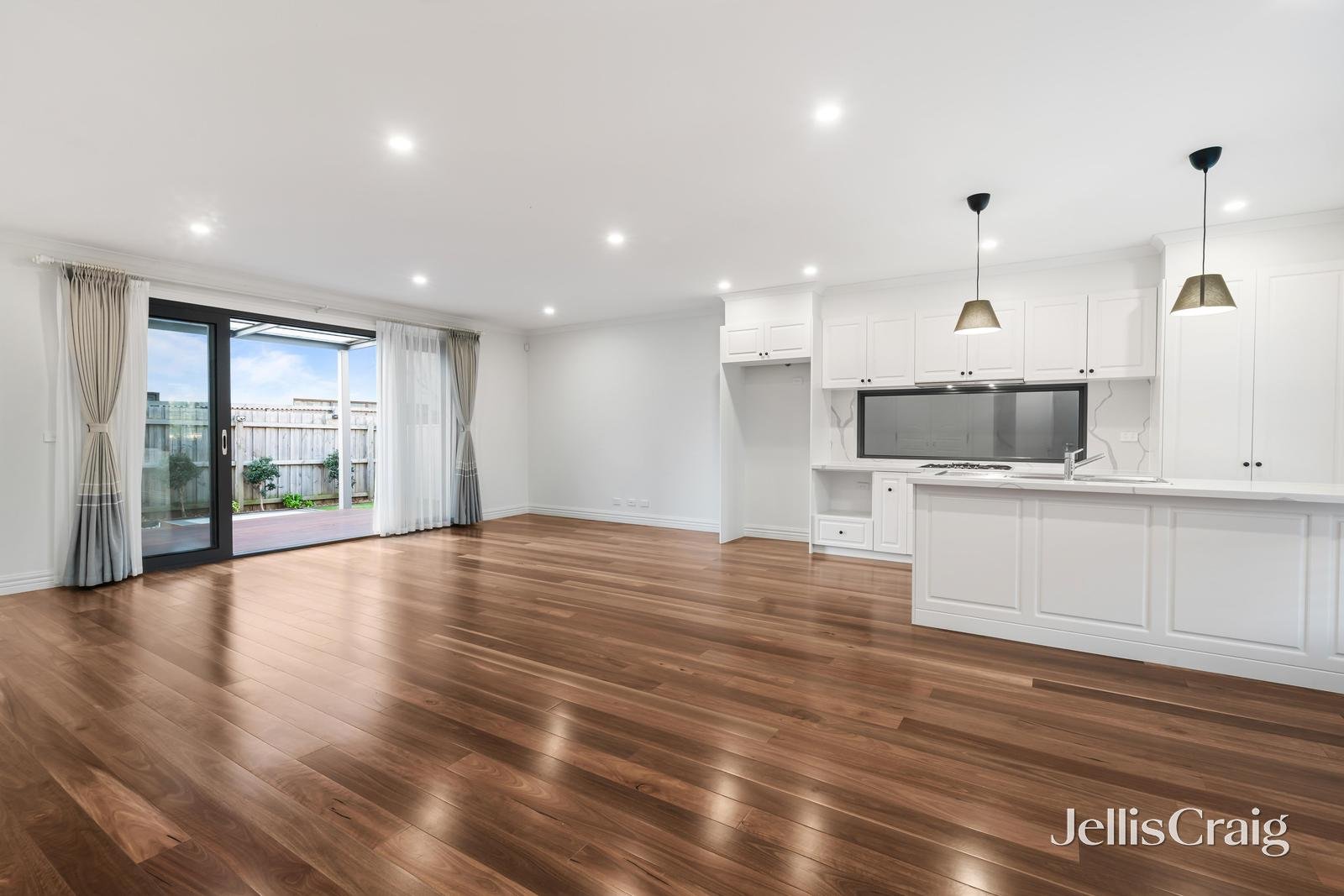 2/2 Arran Court, Glen Waverley image 2