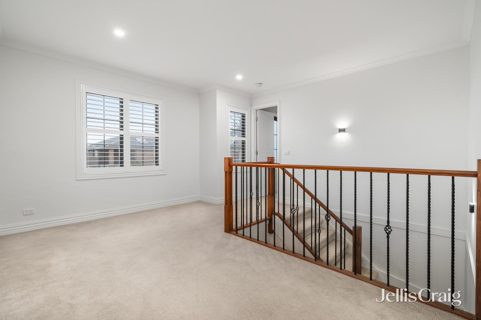 2/2 Arran Court, Glen Waverley image 5