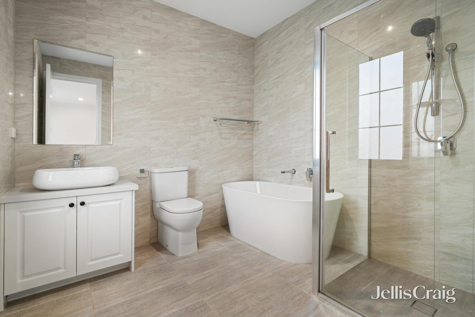 2/2 Arran Court, Glen Waverley image 7
