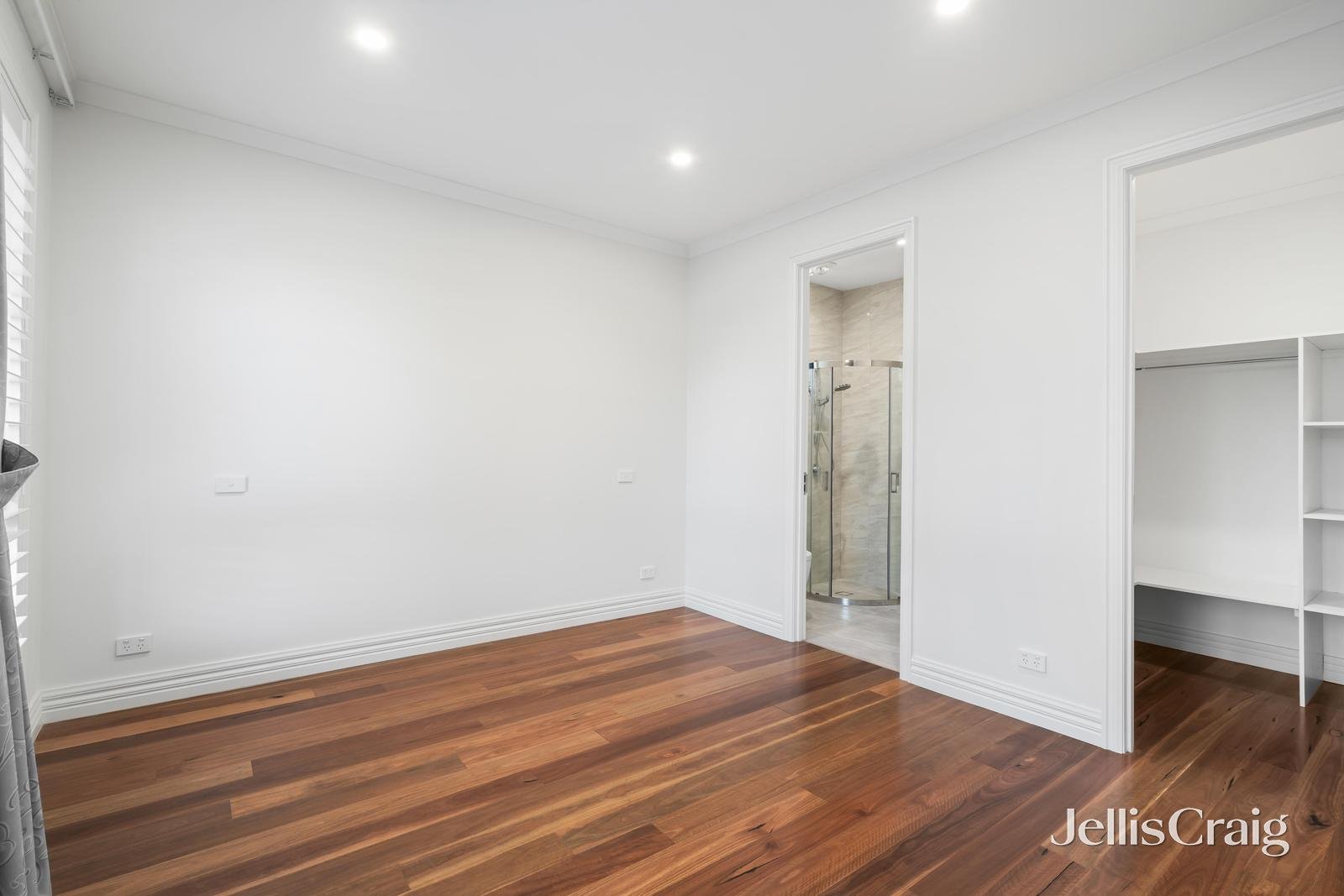 2/2 Arran Court, Glen Waverley image 8